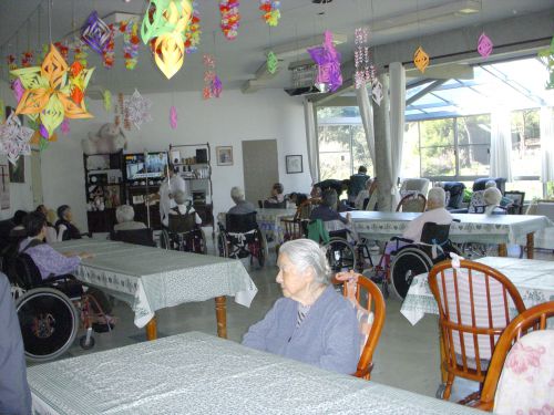 非日系ブラジル人が、日本語を母語、母国語とする高齢者の介護を行う高齢者介護施設「憩の園」の特別養護老人ホーム