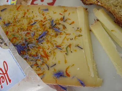 これぞスイスな商品？アルプスの花の花びらが入ったチーズ。カラフルできれいですね！