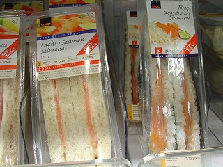 ちょっと謎の食べ物が（右側）……サーモンライス・サンド、だそうです。お味は……イマイチかも（これでお値段、約720円！）