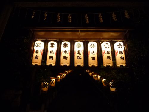 二本松神社に提灯がともる