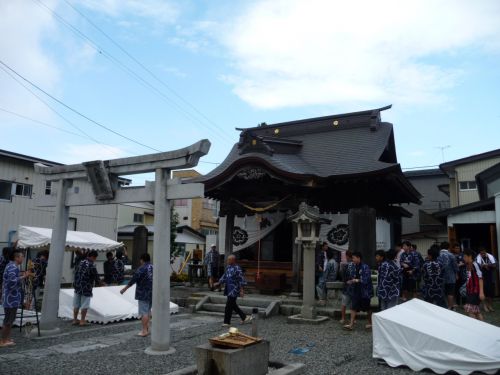 夏のお祭り準備。地域の若連が力を合わせて祭りをつくる。