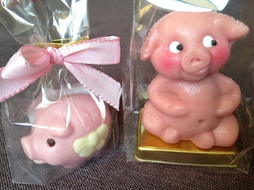 左：チョコレート製、右：マジパン製のキュートな豚ちゃん