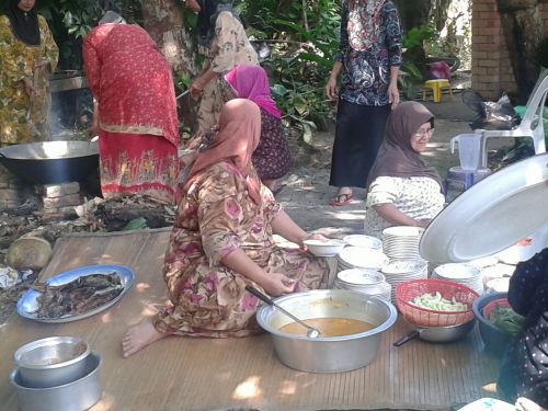 家の外で調理をする村の女性たち