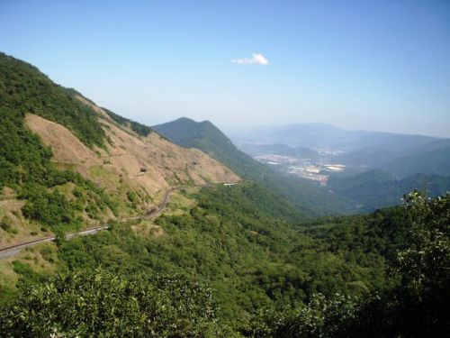 サントス市からサンパウロ市に上る鉄道が通る、大西洋海岸山脈の頂上の町パラナピアカーバからの海側の眺め