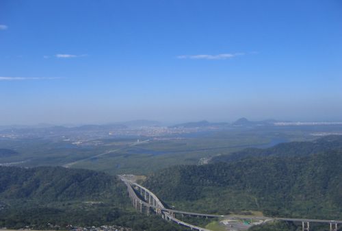 サンパウロ市からサントス市へ下る時の大西洋側の風景。マングローブ林やサントスの町が見える