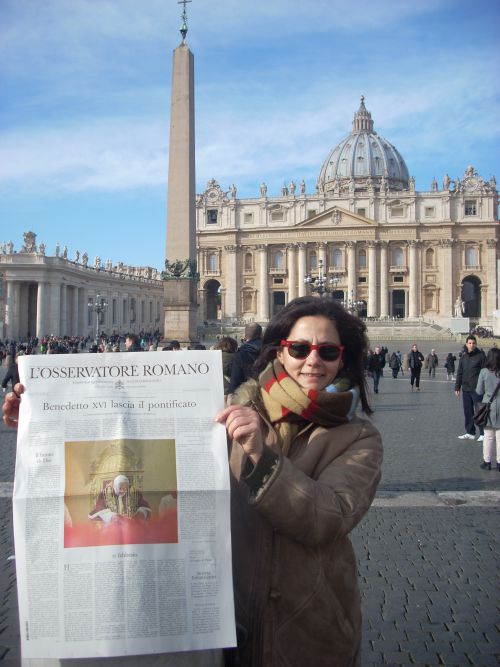 サン・ピエトロ寺院前広場でバチカン刊行新聞を広げて