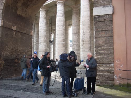 サン・ピエトロ寺院脇で報道陣がインタビューする