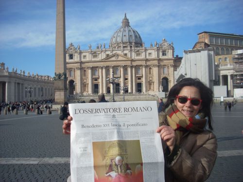 サン・ピエトロ寺院広場前でバチカン刊行新聞を広げて