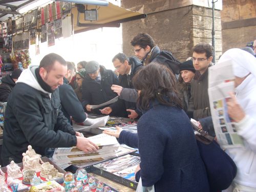 キオスクにてバチカン刊行新聞の増刷版を買いに群がる客
