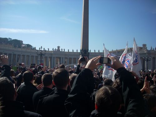人々の大歓声の中、広場内を”動く教皇車”で移動する教皇
