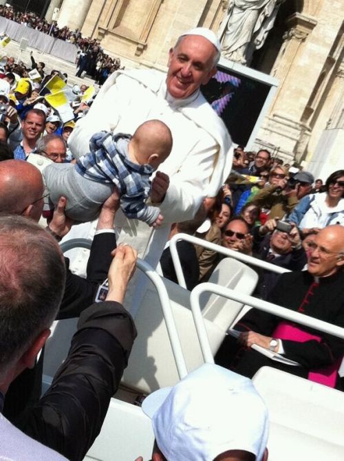 フランチェスコ教皇の一般謁見前、教皇移動車で広場内巡回