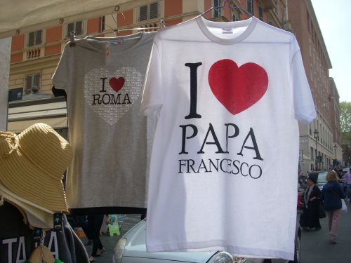 バチカン市国近くの屋台で1枚10ユーロの”I love教皇”シャツ