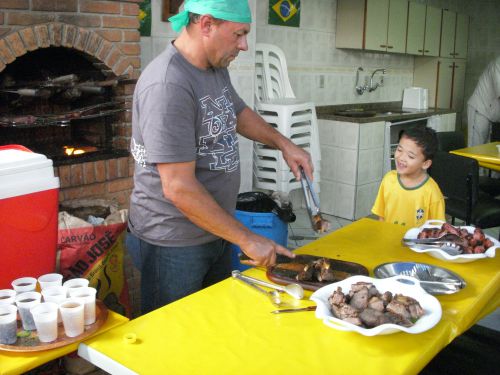 シュラスコパーティーで焼けた肉を切り分ける人