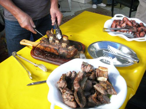 シュラスコパーティーで切り分けられた焼けた肉