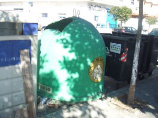この緑色のリサイクル用のゴミ箱は都市部ではグラフィティされてることが多いです。セビージャではよくグラフティーされてるのを見ました。