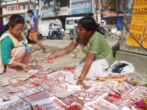 人通りの多い道端で営業開始。たくさんの仕入れてきましたね。