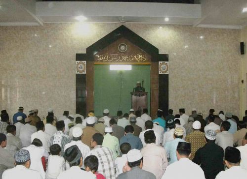 犠牲祭当日の朝はモスクに集まり祈ります。通常男女別の部屋です