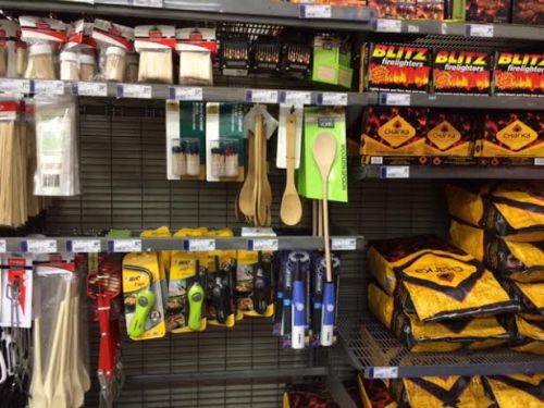 スーパーでは、着火剤・炭・トングなどブライ関係の備品が年中売っています。