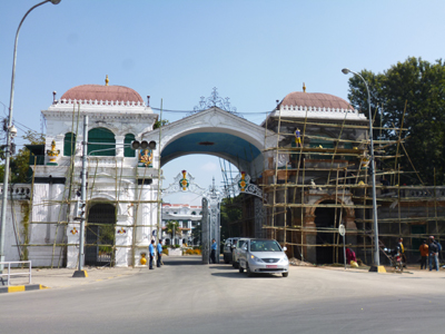 シンハダルバール正面ゲートに足場を組んで作業中。