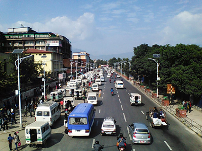 ソーラー街路灯は中国からの寄付