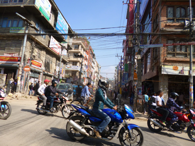 こちらの道はオフロード状態でガタガタ。。。間に合うのか？