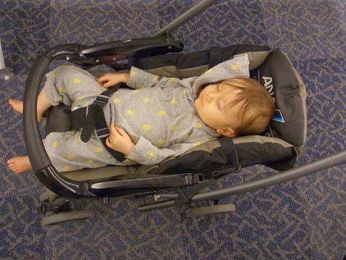空港で貸し出してもらったリクライニング付きのベビーカー、息子もぐっすり眠っていました