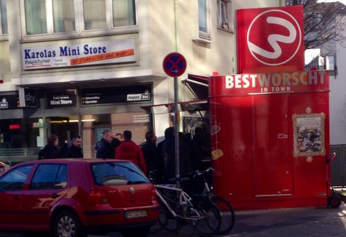 混雑するお昼前11:30でも、すでに行列ができてます。フランクフルトの人気屋台「Best Worscht in Town」ソースの辛さが選べます。激辛カレーヴルストが有名。