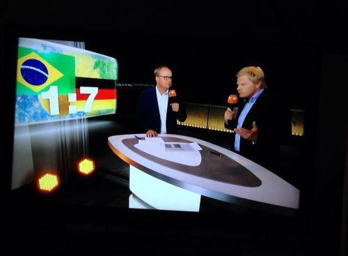 ZDF(第2ドイツテレビ)生中継の番組より。試合後、振り返って勝利を噛みしめる。
