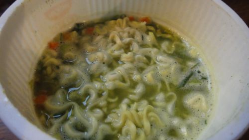 緑色のスープ。この色を見る余裕もないほど目がしみて鼻にツーンときます。