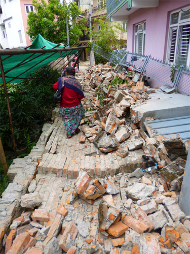 細路地の塀は崩壊