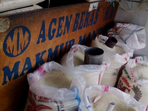 こちらは通常の米の販売。インドネシアではまだまだ量り売りも多く、産地等わかりづらいのかもしれません。リットル単位での販売が多く、1リットル70円〜80円ぐらいから