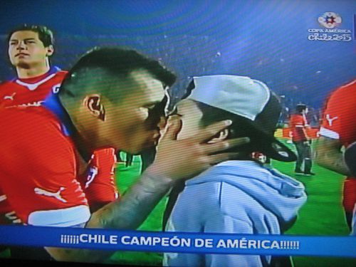 優勝後チリ人選手の家族がスタジアムの中央へと集まり選手とともに優勝を喜ぶ様子