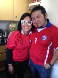 チリ人選手のユニフォームを着て応援するサポーターたち