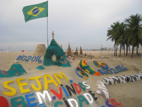 コパカバーナ海岸の砂山にはブラジル国旗と歓迎の標語が…