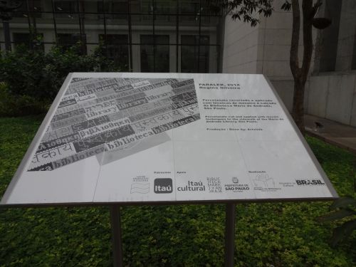 図書館前の歩道について説明するプレート