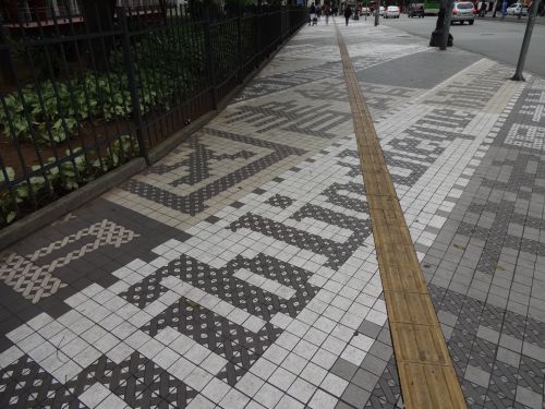 サンパウロ市立マリオ・デ・アンドラーデ図書館前の歩道