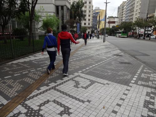 サンパウロ市立マリオ・デ・アンドラーデ図書館前の歩道