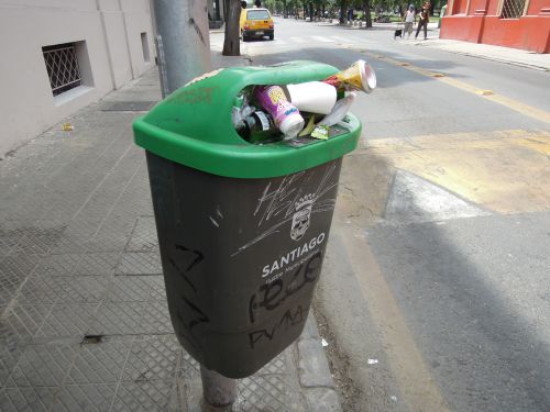 街角に置かれたゴミ箱もゴミがもう入らない状態。