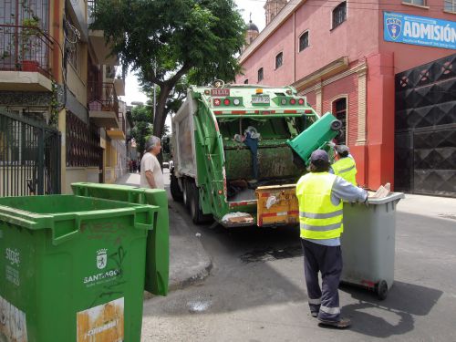 ありがたいことにゴミ収集車が少しづつ動き始めて大量のゴミを収集し始めました。