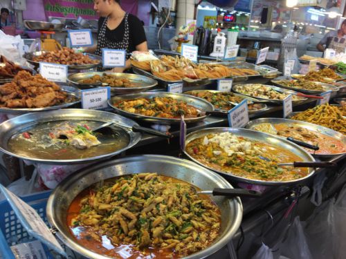 お惣菜も色々あります。市場内で食べる場所もあり