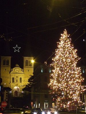 クリスマスツリーとホーフ教会（Hofkirsche）がとても絵になって美しい！