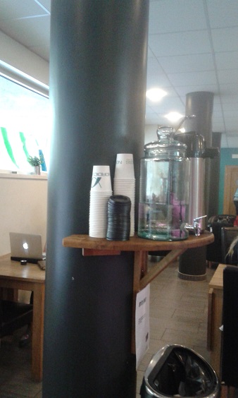 スタッフが駐在する日中は、コーヒーを無料サービスしているジムも。