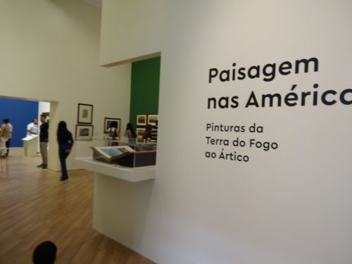 2月27日から5月29日までサンパウロ市のピナコテカ美術館で開催されている特別展｢ Paisagem nas Américas(アメリカの風景)｣の入り口