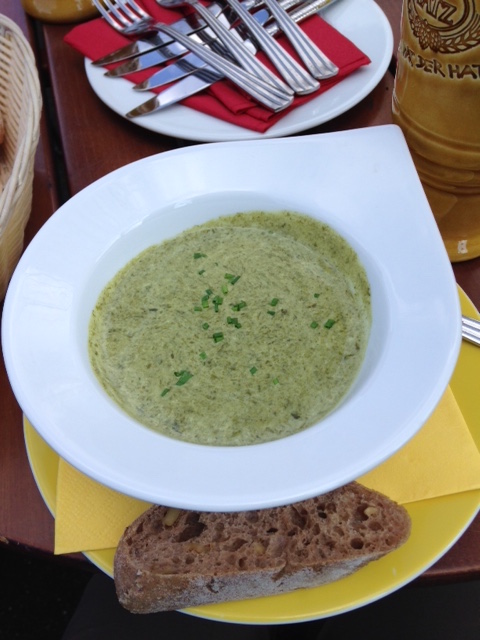 レストランでも今の季節はベアラウホは旬のメニュー。ベアラウホのクリームスープ。