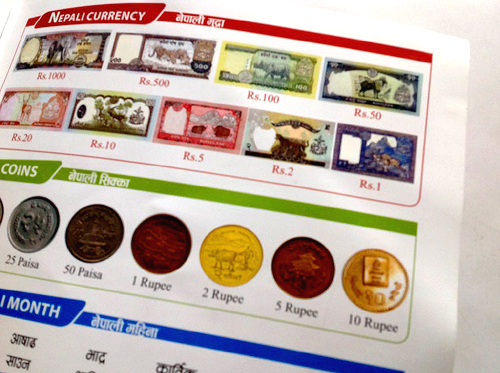 ネパールの紙幣と硬貨　すでにほとんど流通していないものもありますが。