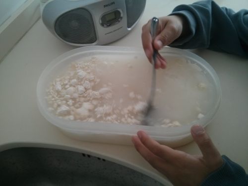 タッパーに小麦粉と水を入れ（糊）作り！