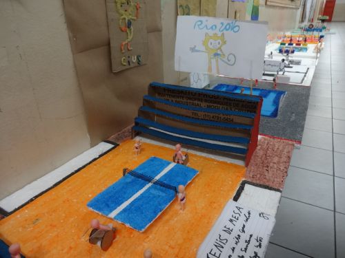 リオオリンピックとパラリンピックをテーマにした生徒の作品を展示する作品をサンパウロ市内の学校