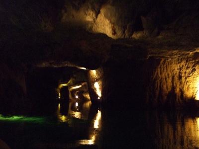 洞窟内のきんとした涼しい空気と澄んだ水が、幻想的な雰囲気を作り出していました。