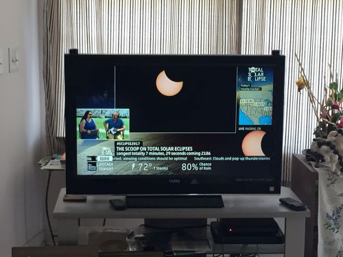 テレビ画面に映し出されたオレゴン州の日食の様子。わくわくして来ました！