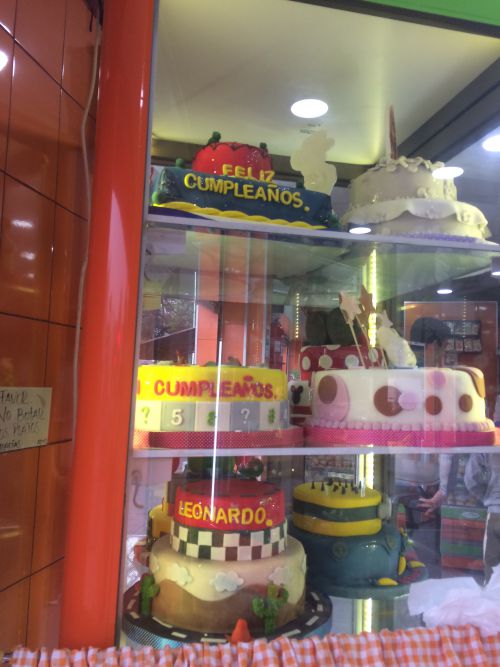 こちらのショーウィンドーのケーキはキャラクターがデザインされた子ども向け誕生日ケーキ